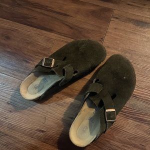 birkenstock boston clogs in mocha size 7 for women, 5 for men